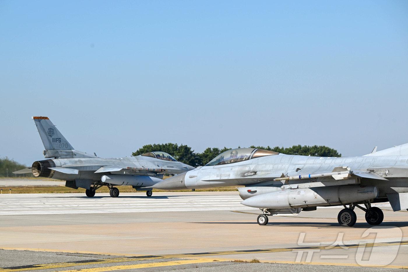 한미 공군은 3일부터 오는 7일까지 대규모 연합공중훈련인 &#39;25-2차 프리덤 플래그&#40;Freedom Flag&#41;를 실시한다고 밝혔다. 사진은 한국 공군 제38전투비행전대 소속 KF-16 전투기와 美 공군 제8전투비행단 소속 F-16 전투기가 이륙을 위해 지상활주 하고 있는 모습. &#40;공군 제공. 재판매 및 DB금지&#41; 2025.11.3/뉴스1