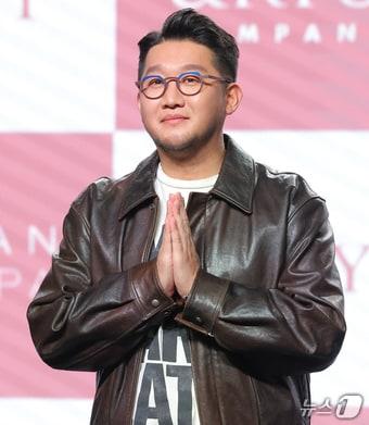 본문 이미지 - 어반자카파(URBAN ZAKAPA) 박용인이 서울 강남구 일지아트홀에서 가진 신보 EP앨범 ‘STAY’ 발매 기념 음감회에 참석해 포즈를 취하고 있다. 2025.11.3 ⓒ 뉴스1 권현진 기자