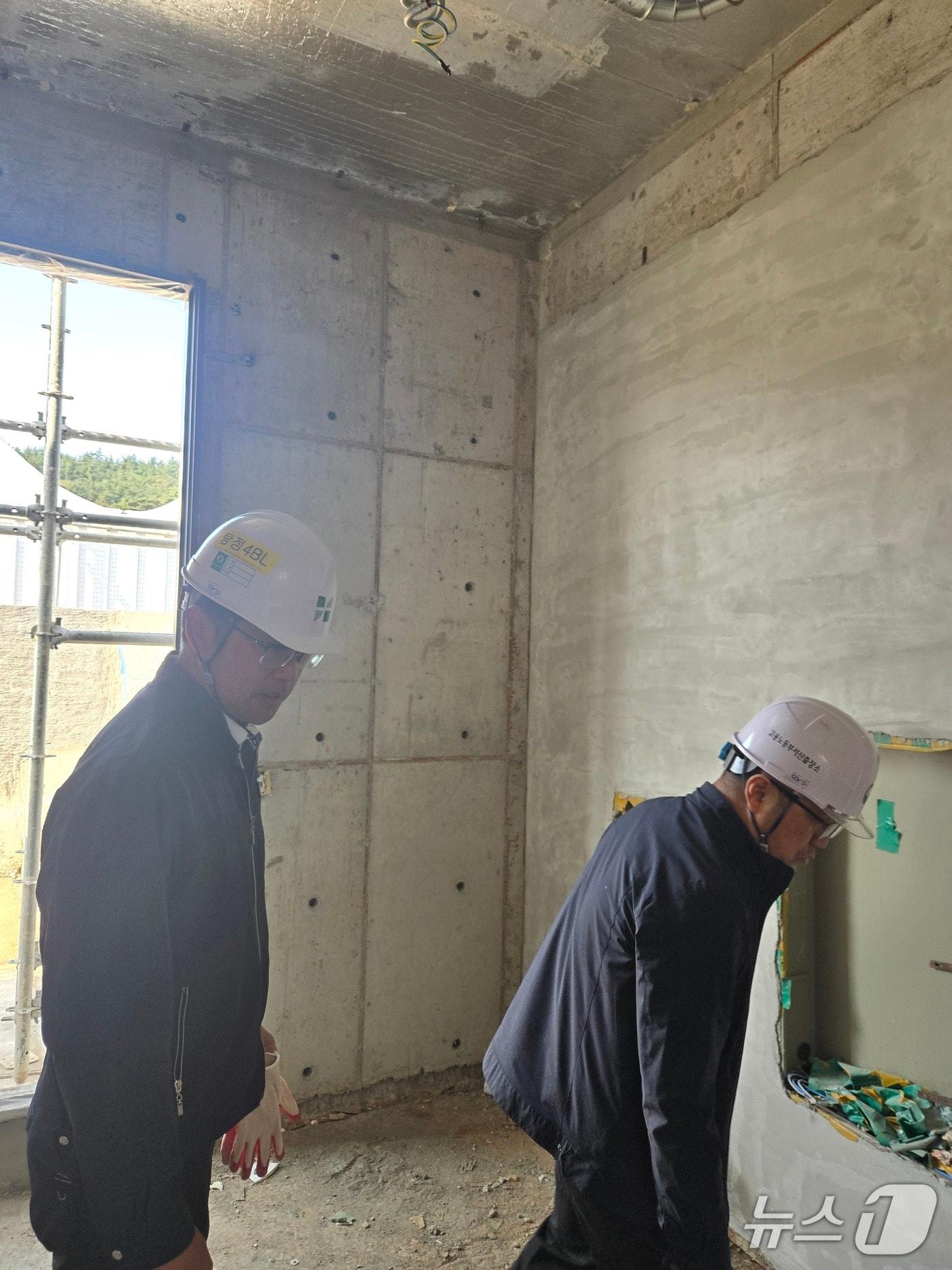 본문 이미지 - 공사금액 1억 원 미만 초소형 공사현장 불시 안전점검 모습&#40;서산출장소 제공. 재판매 및 DB금지&#41;2025.11.3/뉴스1