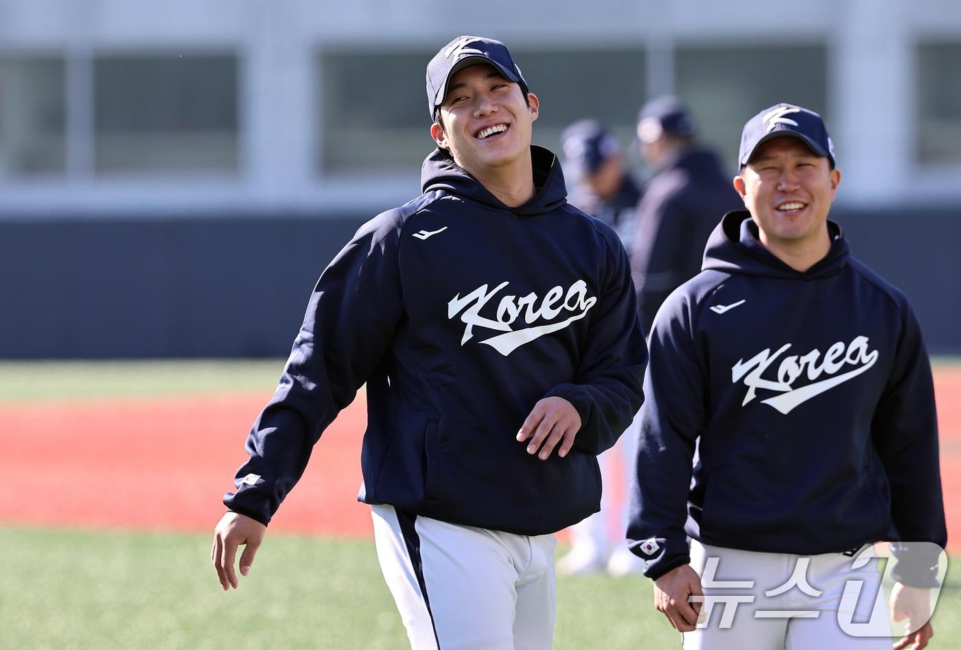 야구 국가대표팀 원태인이 3일 오후 경기 고양시 국가대표 야구훈련장에서 열린 첫 소집훈련에서 몸을 풀고 있다. 류지현 감독이 이끄는 대표팀은 오는 8,9일 체코에 이어 15,16일에 일본과의 평가전 경기를 치를 예정이다. 2025.11.3/뉴스1 ⓒ News1 구윤성 기자