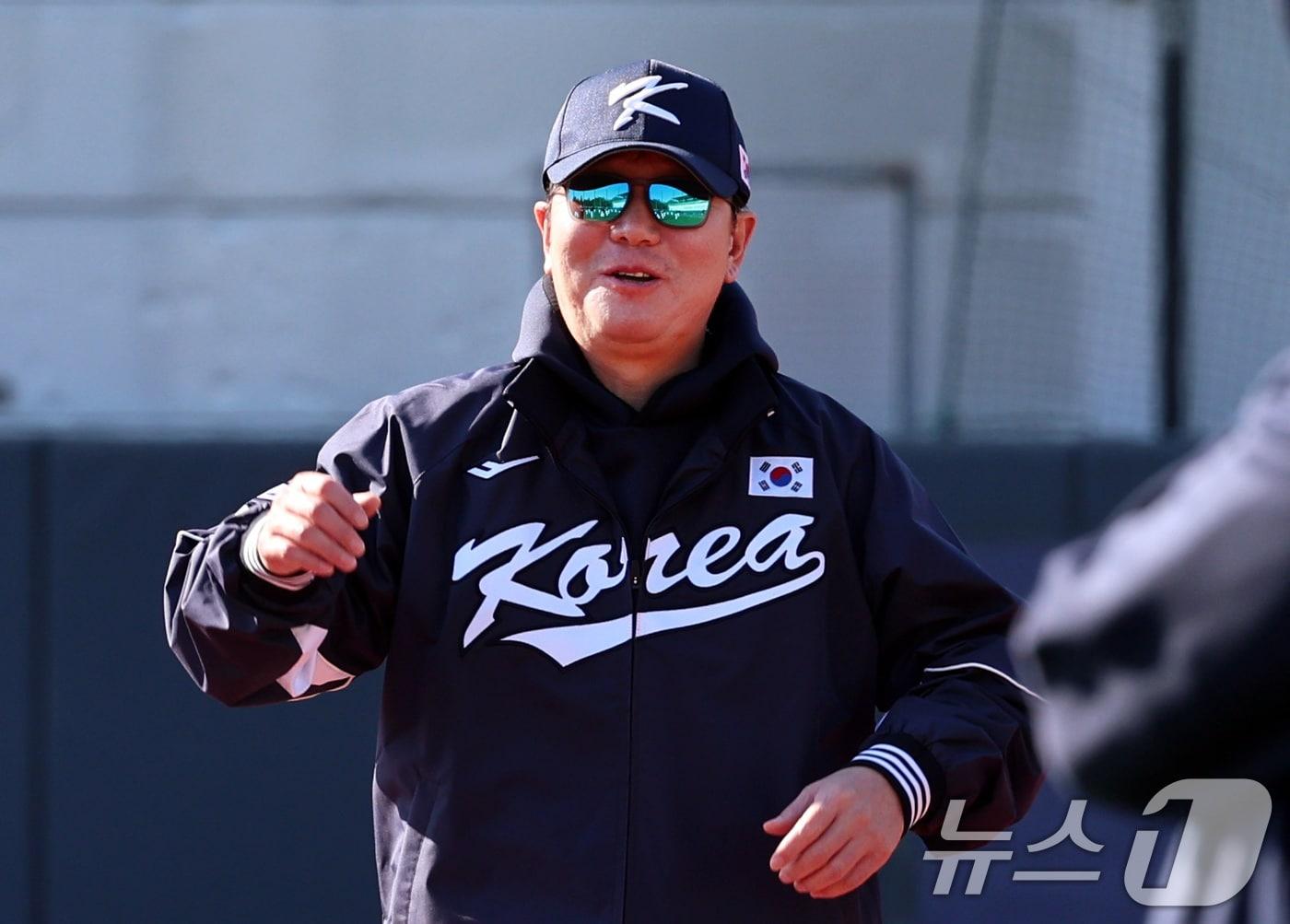 본문 이미지 - 야구 국가대표팀 류지현 감독이 3일 오후 경기 고양시 국가대표 야구훈련장에서 선수들의 훈련을 지켜보고 있다. 대표팀은 오는 8,9일 체코에 이어 15,16일에 일본과 평가전 경기를 치를 예정이다. 2025.11.3/뉴스1 ⓒ News1 구윤성 기자