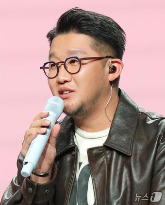 본문 이미지 - 어반자카파(URBAN ZAKAPA) 박용인이 서울 강남구 일지아트홀에서 가진 신보 EP앨범 ‘STAY’ 발매 기념 음감회에서 앨범 소개를 하고 있다. 2025.11.3 ⓒ 뉴스1 권현진 기자