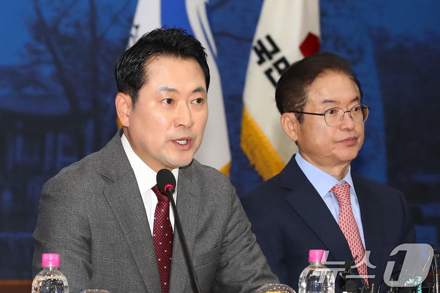장동혁 국민의힘 대표&#40;왼쪽&#41;가 3일 오후 경북 안동시 경북도청에서 열린 대구·경북 지역민생 예산정책협의회에서 인사말을 하고 있다. 오른쪽은 이철우 경북도지사. 2025.11.3/뉴스1 ⓒ News1 공정식 기자