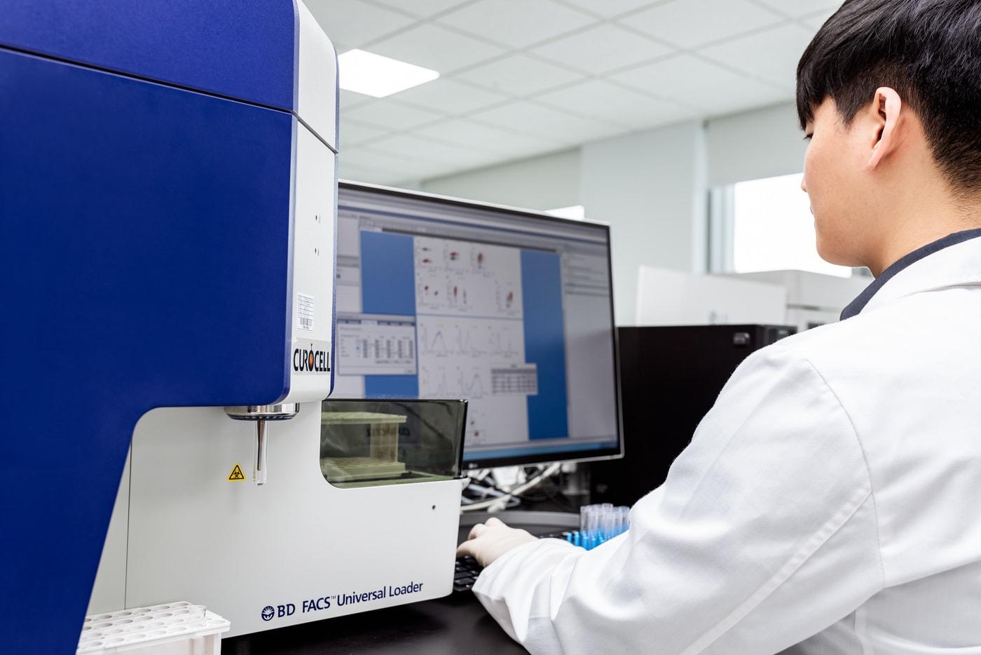 큐로셀 관계자가 CAR-T 치료제를 연구하고 있다.&#40;큐로셀 제공&#41;/뉴스1