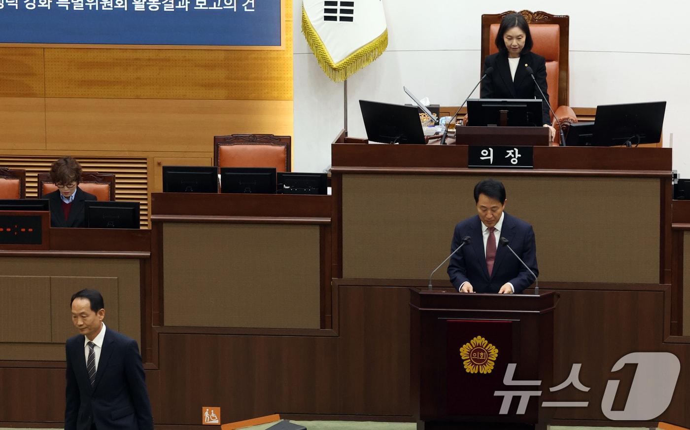 오세훈 서울시장이 3일 오후 서울 중구 시의회 본회의장에서 열린 제333회 정례회 1차 본회의에서 신임 간부를 소개하고 있다. 2025.11.3/뉴스1 ⓒ News1 김명섭 기자