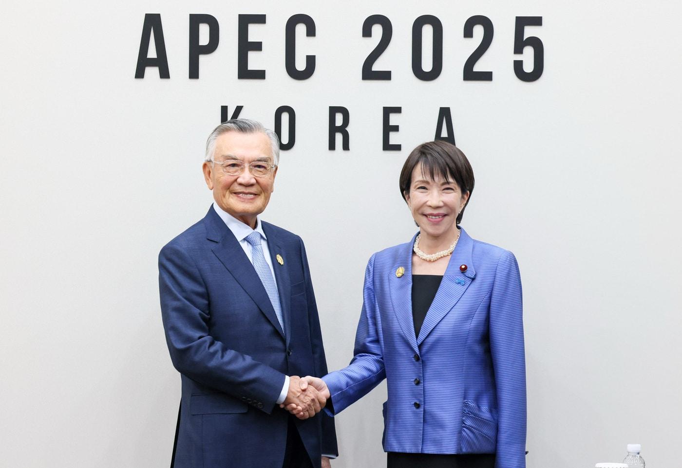 1일 경주에서 열린 아시아태평양경제협력체&#40;APEC&#41; 정상회의에 참석한 다카이치 사나에 일본 총리와 대만 대표로 창석한 린신이 전 행정원 부원장이 악수하고 있다. &#40;출처=다카이치 총리 엑스&#40;X&#41; 계정&#41;