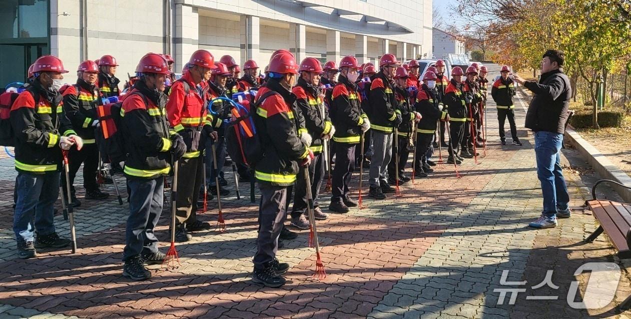 본문 이미지 - 산불전문진화대  교육 장면(영동군 제공. 재판매 및 DB금지) /뉴스1
