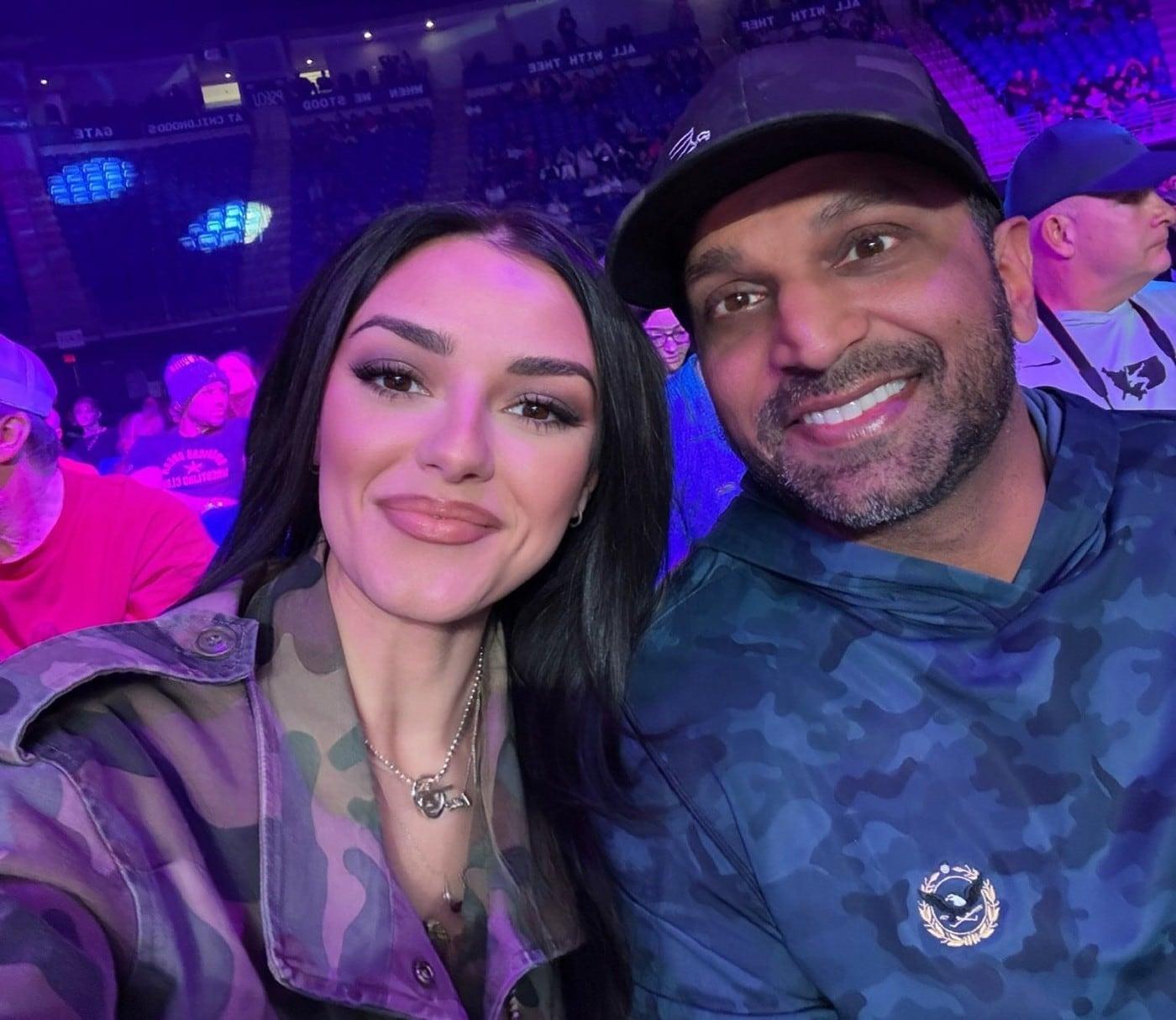 본문 이미지 - 여자친구 알렉시스 윌킨스의 공연을 보러 찾아가 함께 사진을 찍은 캐시 파텔 미 연방수사국(FBI) 국장/ 윌킨스 SNS 