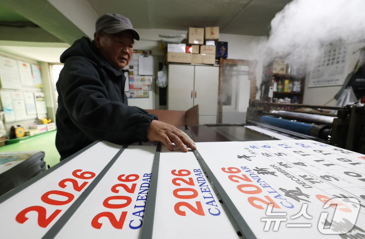 3일 경기 수원시 장안구의 한 달력 인쇄소에서 직원이 2026년 병오년(丙午年) 달력을 제작하고 있다. 2025.11.3/뉴스1 ⓒ News1 김영운 기자