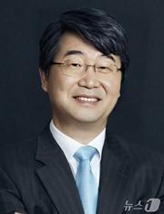 본문 이미지 - 이재명 대통령이 3일 경제사회노동위원회 위원장에 김지형 전 대법관을 임명했다. &#40;대통령실 제공. 재판매 및 DB 금지&#41; 2025.11.3/뉴스1 ⓒ News1 이재명 기자