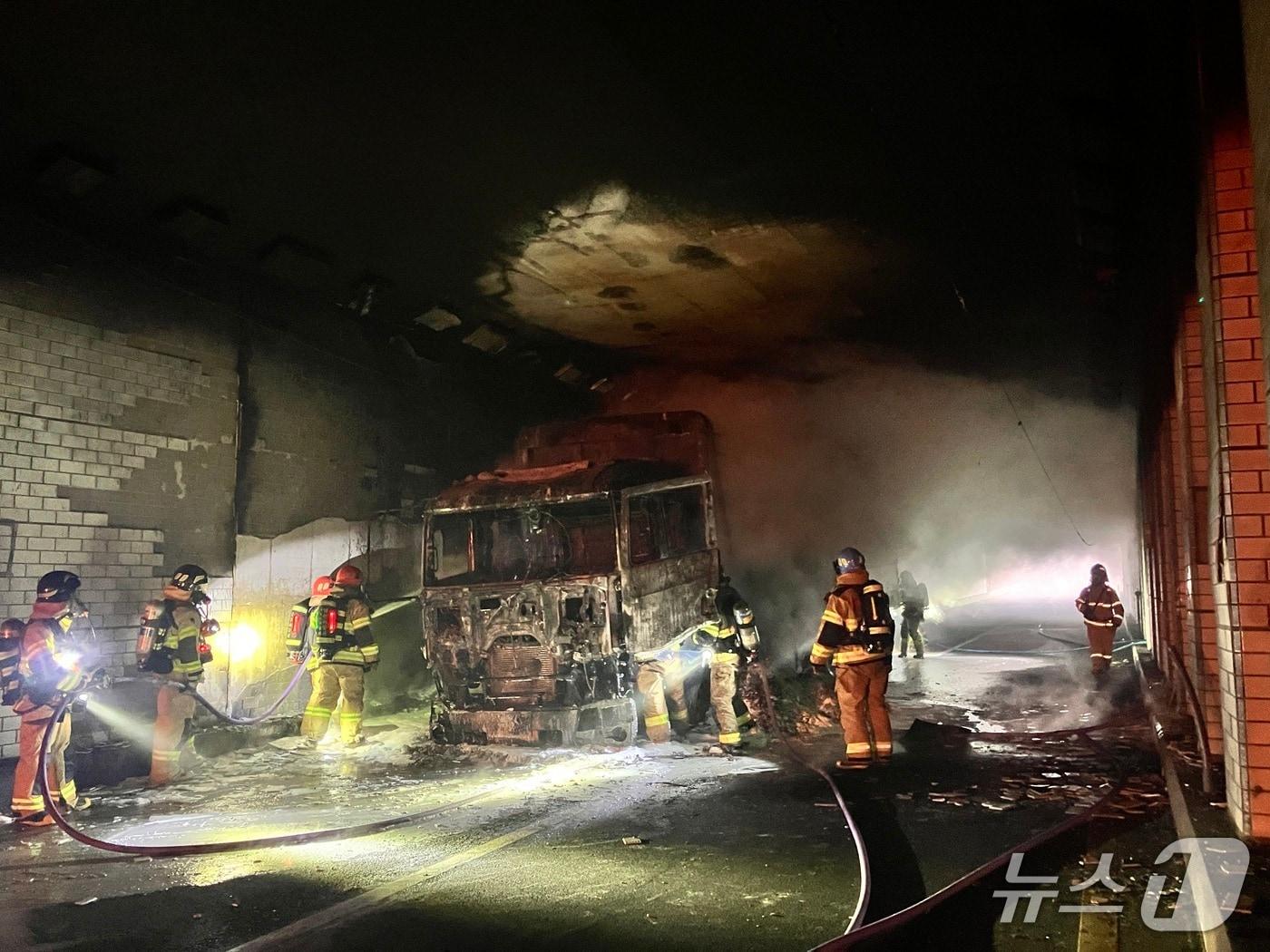 본문 이미지 - 3일 오후 2시 27분께 울산 남구 옥현지하차도에서 화재가 발생해 소방당국이 화재를 진압하고 있다.(울산소방본부 제공. 재판매 및 DB금지)/뉴스1