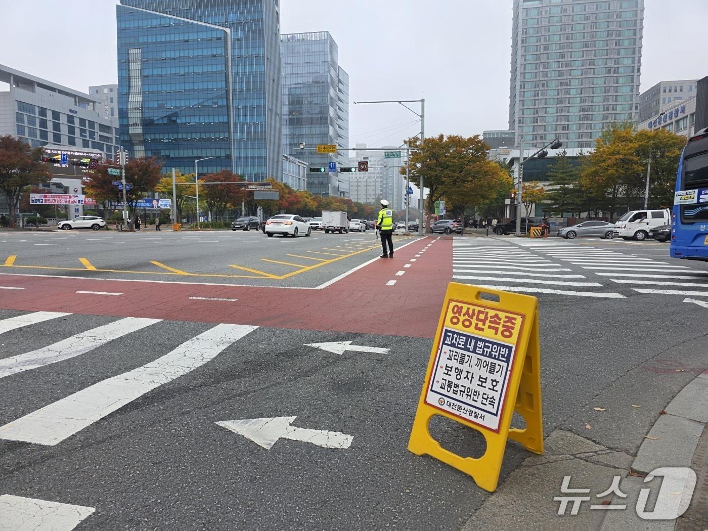 본문 이미지 - 대전둔산서 반칙운전 단속&#40;대전경찰청 제공&#41; /뉴스1