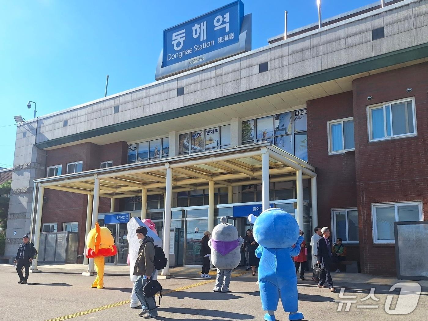 본문 이미지 - 강원 동해역 내린 이용객들 반기는 동해시 캐릭터 '해별이와 친구들'.(동해시 제공, 재판매 및 DB 금지) 2025.11.3/뉴스1