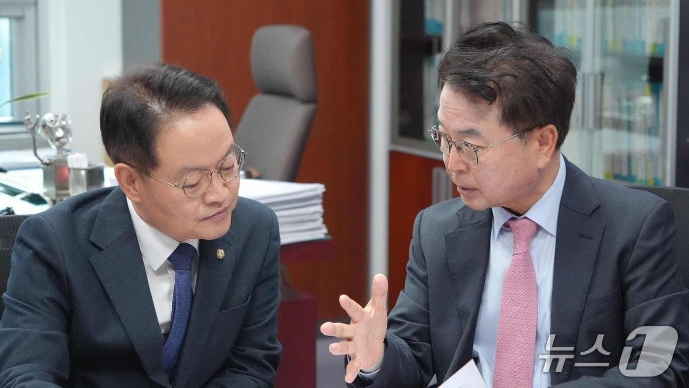육동한 춘천시장이 3일 국회에서 허영 의원과 만나 2026년 정부예산 추가 확보를 위해 현안 사업에 대해 설명을 하고 있다.&#40;춘천시 제공, 재판매 및 DB금지&#41;