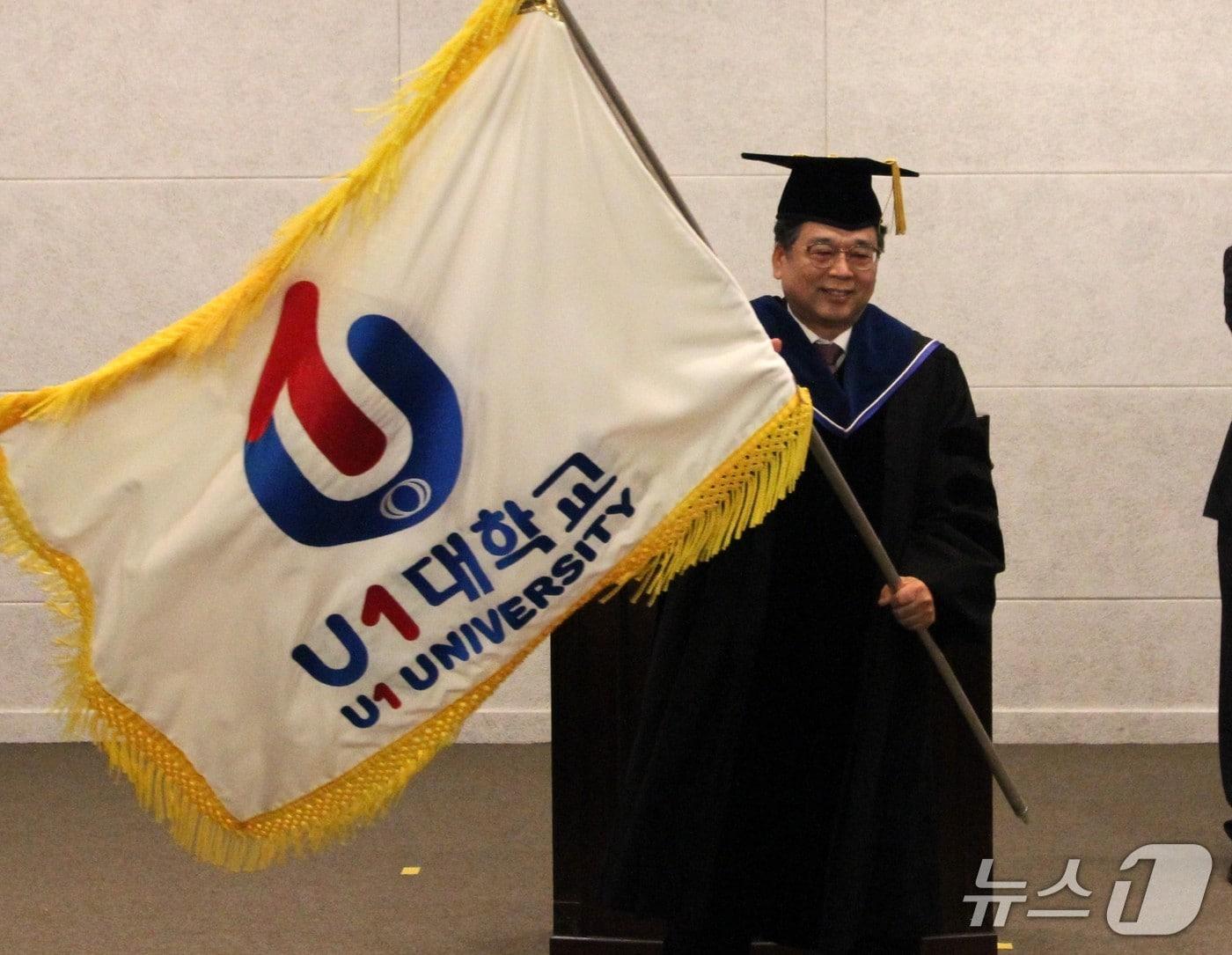 본문 이미지 - 3일 정현용 유원대 10대 총장 취임식이 영동본교 심우관에서 열리고 있다. 