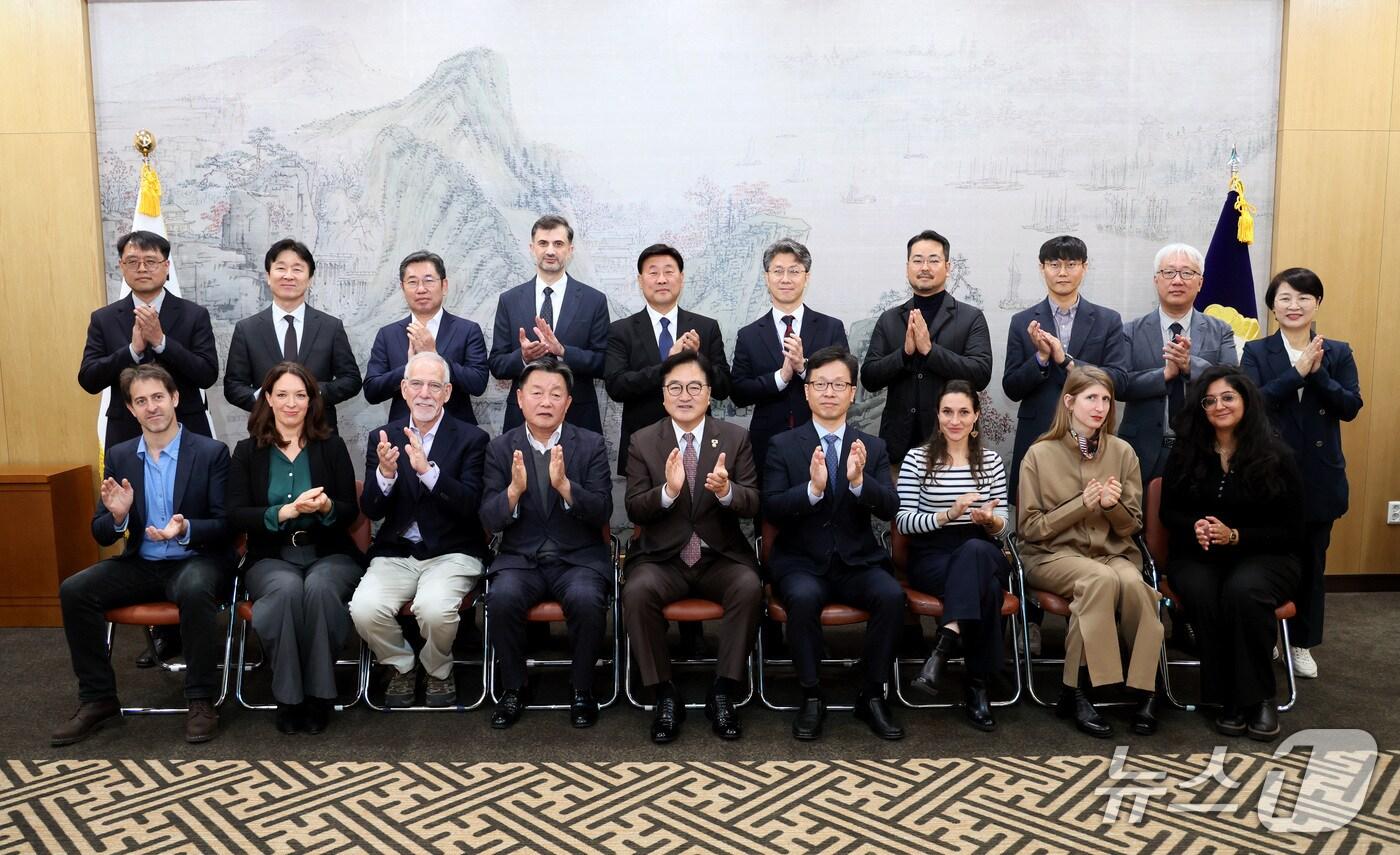 우원식 국회의장이 3일 국회 접견실에서 '2025 힌츠페터 국제보도상' 수상자들을 만나 기념사진을 촬영하고 있다. (국회의장실 제공)