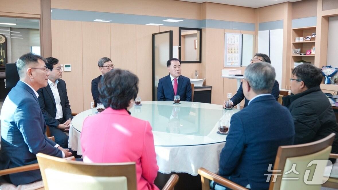 본문 이미지 - 김지철 교육감과 금산교육지원청 관계자들이 피해 입은 가정 학부모를 격려하고 있다. (충남교육청 제공, 재판매 및 DB금지) / 뉴스1