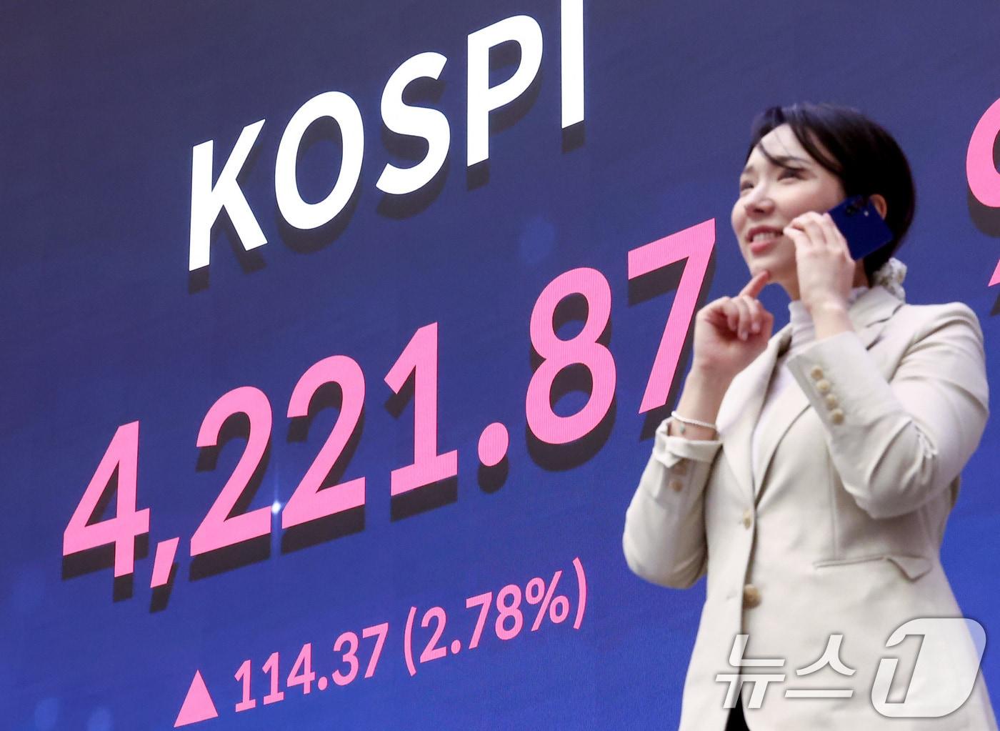본문 이미지 - 코스피가 4220선을 돌파하며 사상 최고치를 경신한 3일 서울 여의도 한국거래소 현황판에 종가가 표시되고 있다. 이날 코스피는 전 거래일 대비 114.37포인트&#40;2.78%&#41; 오른 4221.87, 코스닥은 전 거래일 대비 14.13포인트&#40;1.57%&#41;상승한 914.55로 장을 마쳤다. 2025.11.3/뉴스1 ⓒ News1 김성진 기자