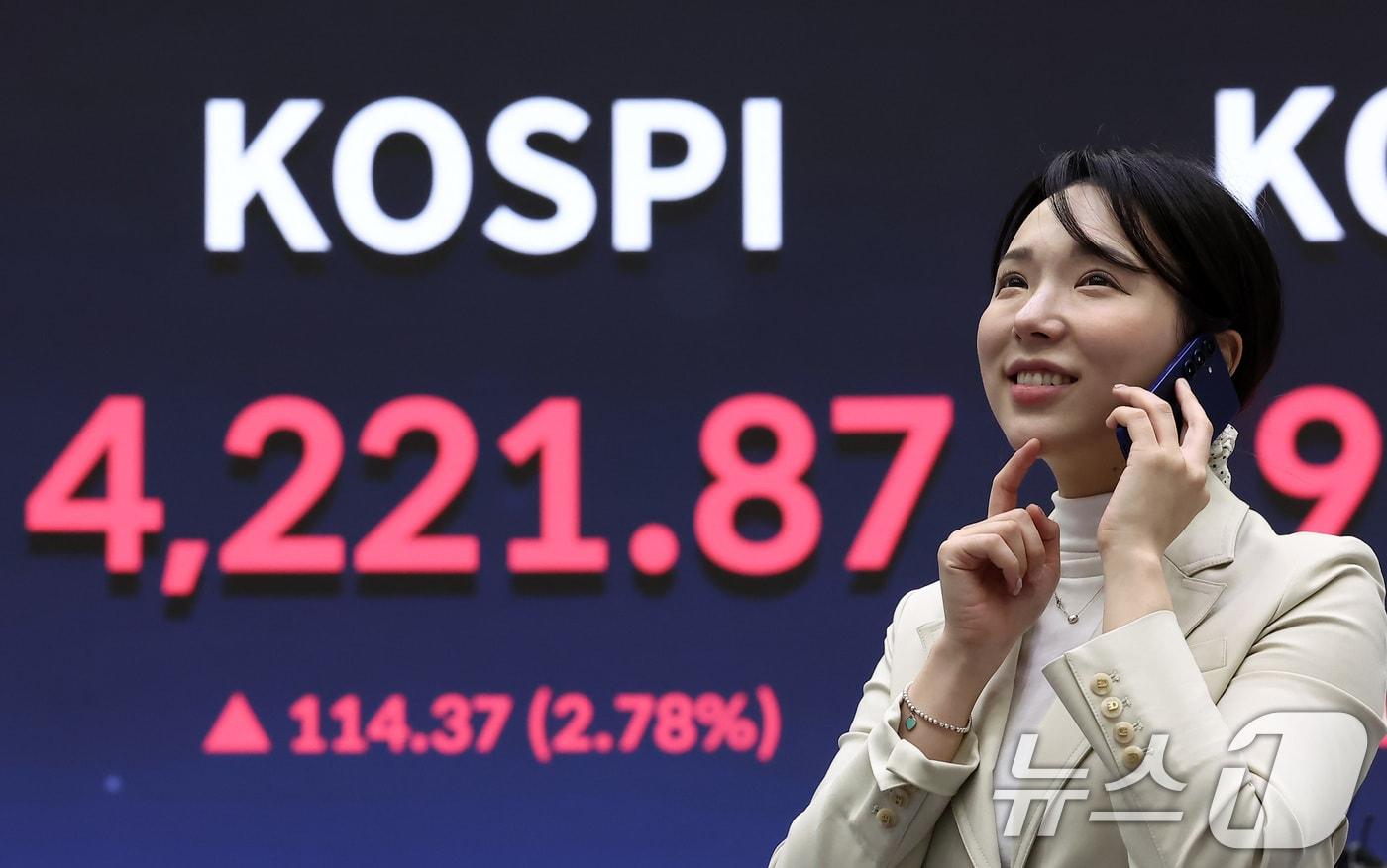 코스피가 4220선을 돌파하며 사상 최고치를 경신한 3일 서울 여의도 한국거래소 현황판에 종가가 표시되고 있다. 2025.11.3/뉴스1 ⓒ News1 김성진 기자