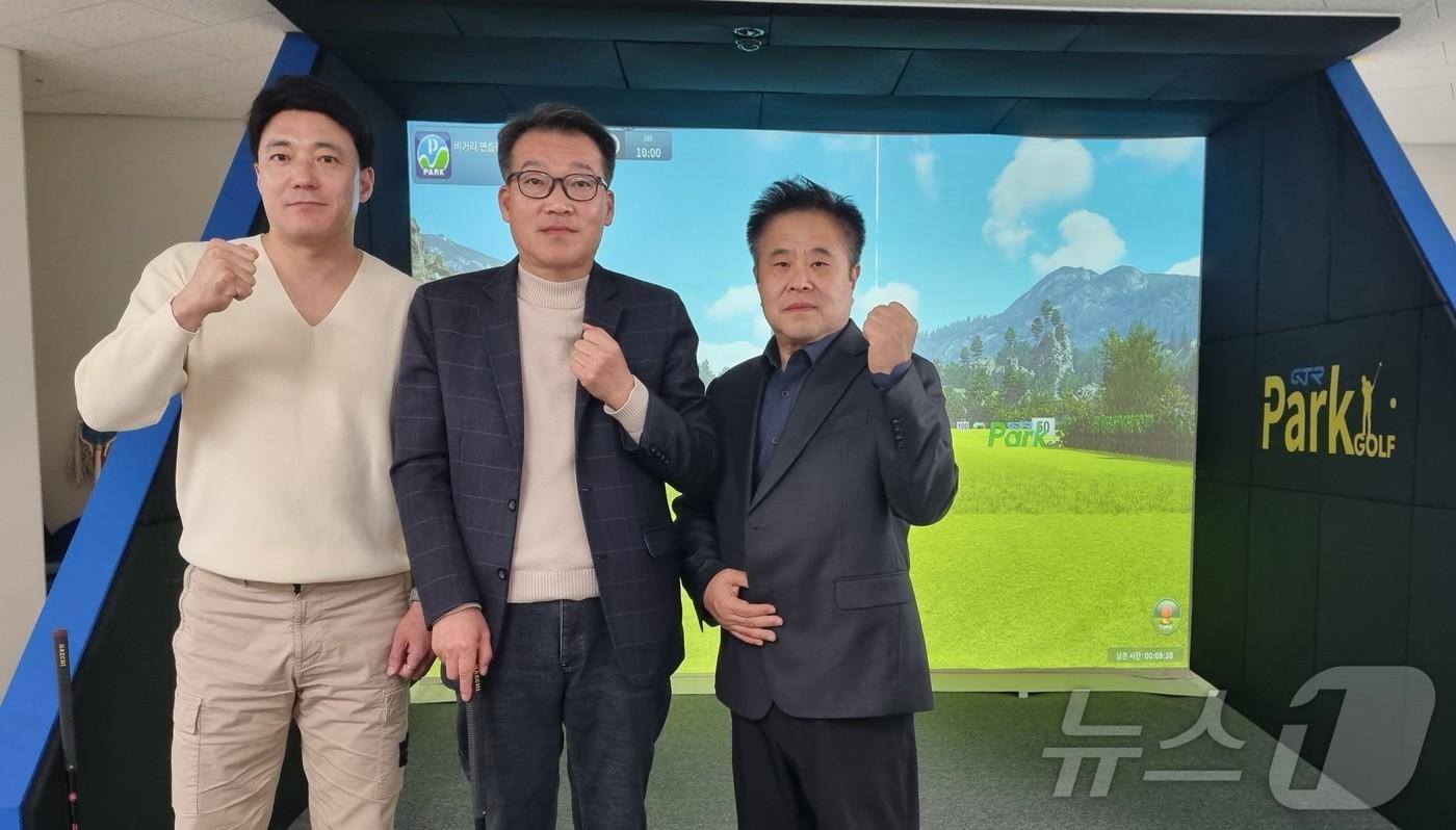 김선우 전 복지TV사장(가운데)이 쉼터파크골프 대표이사로 취임했다.(쉼터파크골프 제공. 재배포 및 DB 금지) 2025.11.3/뉴스1