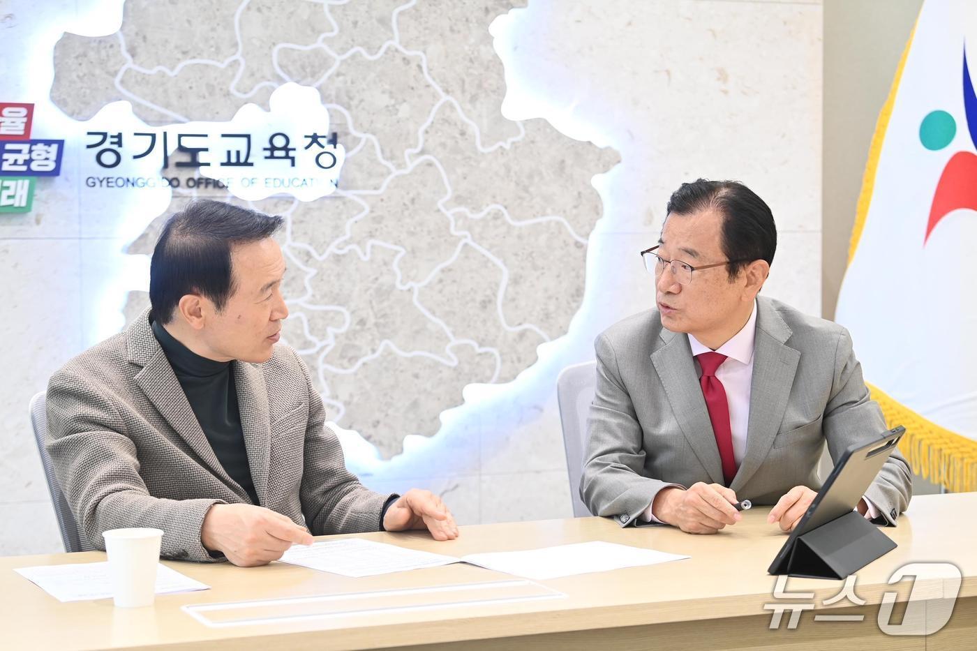 이현재 경기 하남시장(사진 오른쪽)과 임태희 경기도교육감이  하남교육지원청 신설 등 지역 교육 현안과 관련해 논의하고 있다.(하남시 제공. 재판매 및 DB 금지)/뉴스1