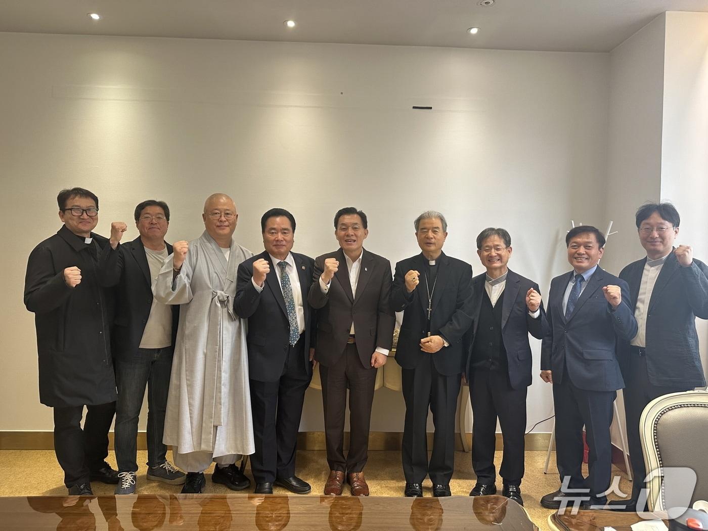 본문 이미지 - 이재준 경기 수원시장이 &#39;개신교, 천주교, 불교, 원불교 4대 종단 간담회&#39; 참석자들과 기념촬영을 하고 있다. &#40;수원시 제공. 재판매 및 DB 금지&#41; 2025.11.3/뉴스1