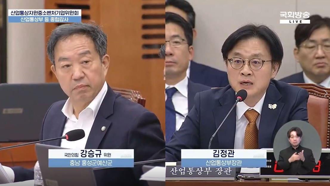 본문 이미지 - 강승규 국민의힘 의원&#40;왼쪽부터&#41;이 김정관 산업통상부장관에게 질의를 하고 답변을 듣고 있다.&#40;국회방송 제공&#41;/뉴스1