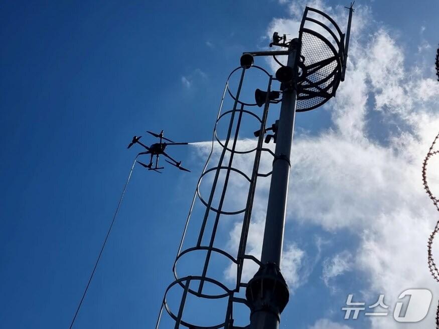 본문 이미지 - 울산항 내 폐쇄회로&#40;CC&#41;TV 카메라 청소에 드론이 투입되는 모습.&#40;울산항만공사 제공. 재판매 및 DB금지&#41;/뉴스1