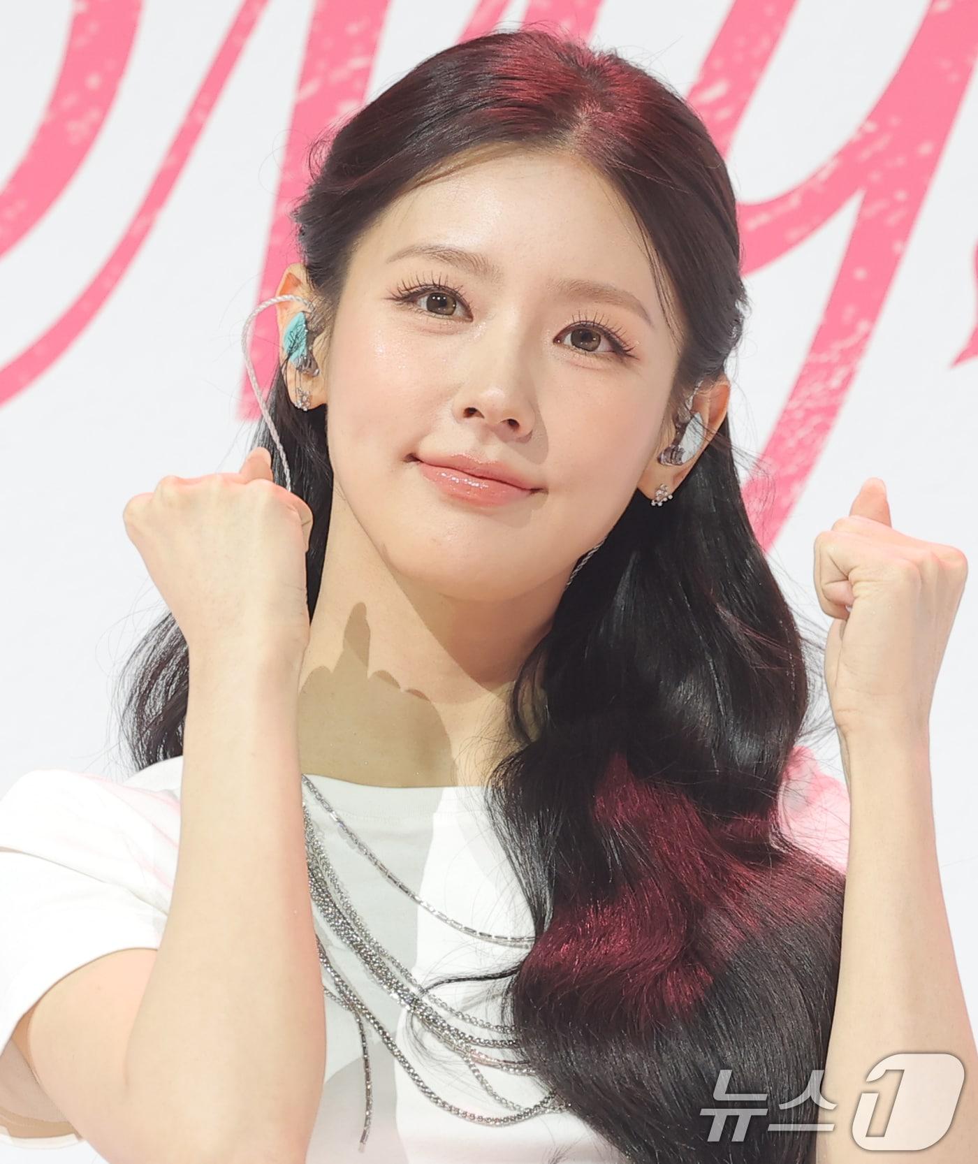 본문 이미지 - 그룹 아이들(i-dle)의 미연이 3일 오후 서울 용산구 블루스퀘어에서 가진 두 번째 솔로 미니 앨범 '마이, 러버(MY, Lover)' 발매 쇼케이스에서 포즈를 취하고 있다. ⓒ News1 권현진 기자