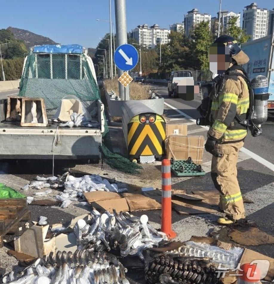 본문 이미지 - 화재 현장. &#40;경기도소방재난본부 제공. 재판매 및 DB 금지&#41; 2025.11.3/뉴스1