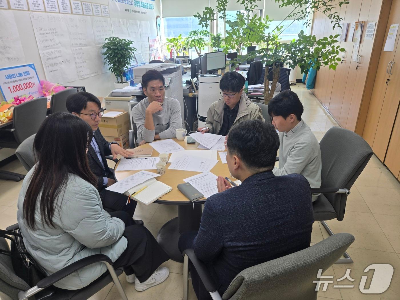 본문 이미지 - 강원 원주시청 공무원노동조합과 원주시선거관리위원회가 3일 오전 11시 원주시청 노조사무실에서 내년 제9회 전국동시지방선거 선거사무에 대해 논의했다. &#40;원주시청 공무원노동조합 제공. 재판매 및 DB금지&#41; 2025.11.3/뉴스1