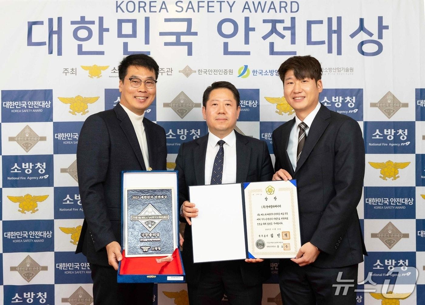 본문 이미지 - 현대엘리베이터 임직원들이 3일 서울 중구 한국프레스센터에서 열린 24회 대한민국 안전대상에서 국무총리상을 받았다.(현대엘리베이터 제공)