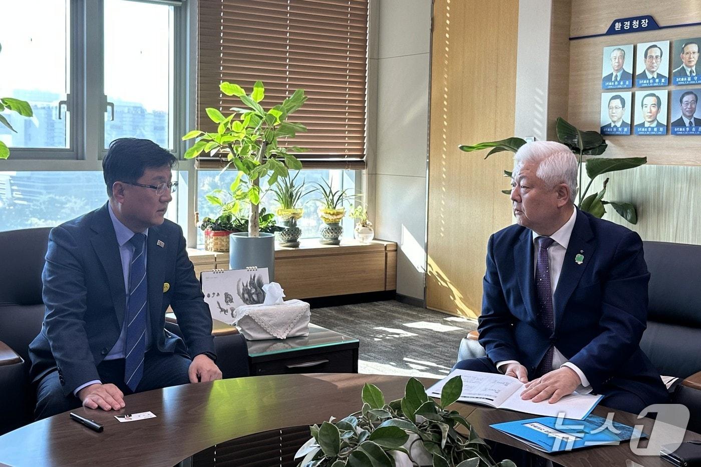3일 황인홍 전북 무주군수가 정부세종청사에서 김성환 기후에너지환경부장관을 만나 내년도 주요 사업의 적극적인 지원을 요청했다.&#40;무주군 제공. 재판매 및 DB 금지&#41;