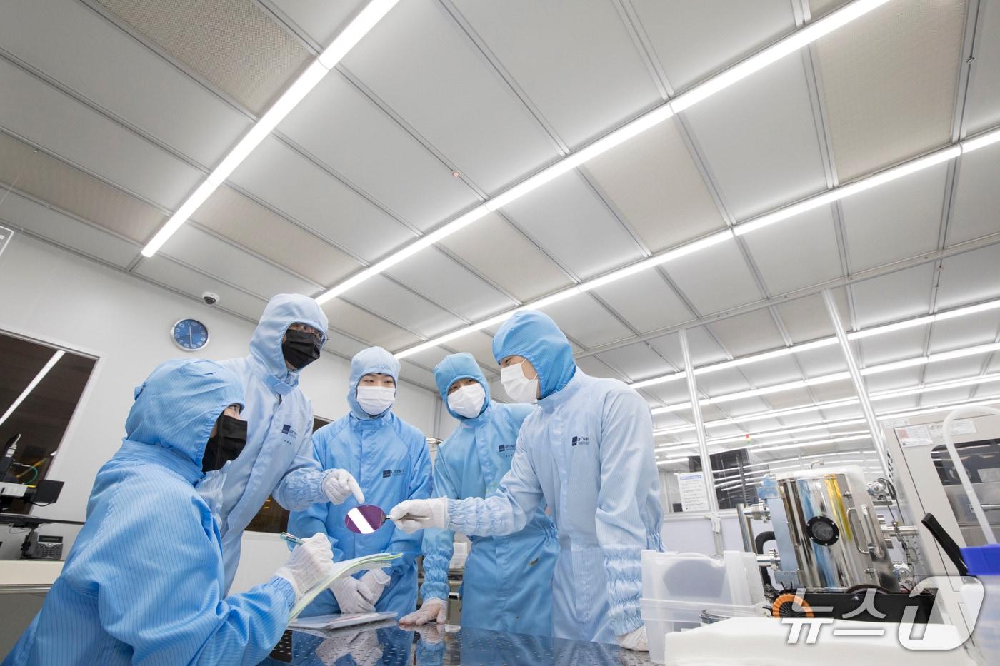 UNIST 연구원들이 나노소자공정실에서 반도체 개발 공정에 대해 토론하는 모습.&#40;UNIST 제공. 재판매 및 DB금지&#41;/뉴스1
