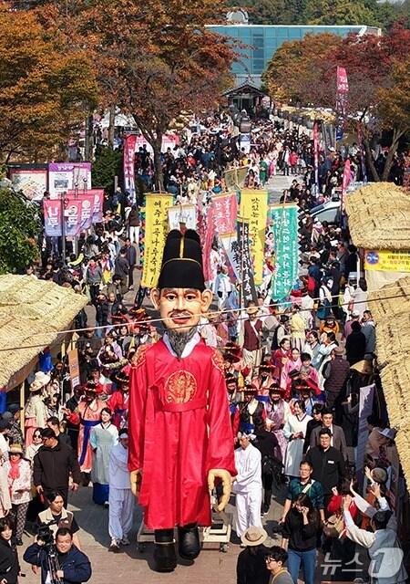 본문 이미지 -  2025 여주오곡나루축제 진상 퍼레이드(여주세종문화관광재단 제공. 재판매 및 DB 금지)/뉴스1