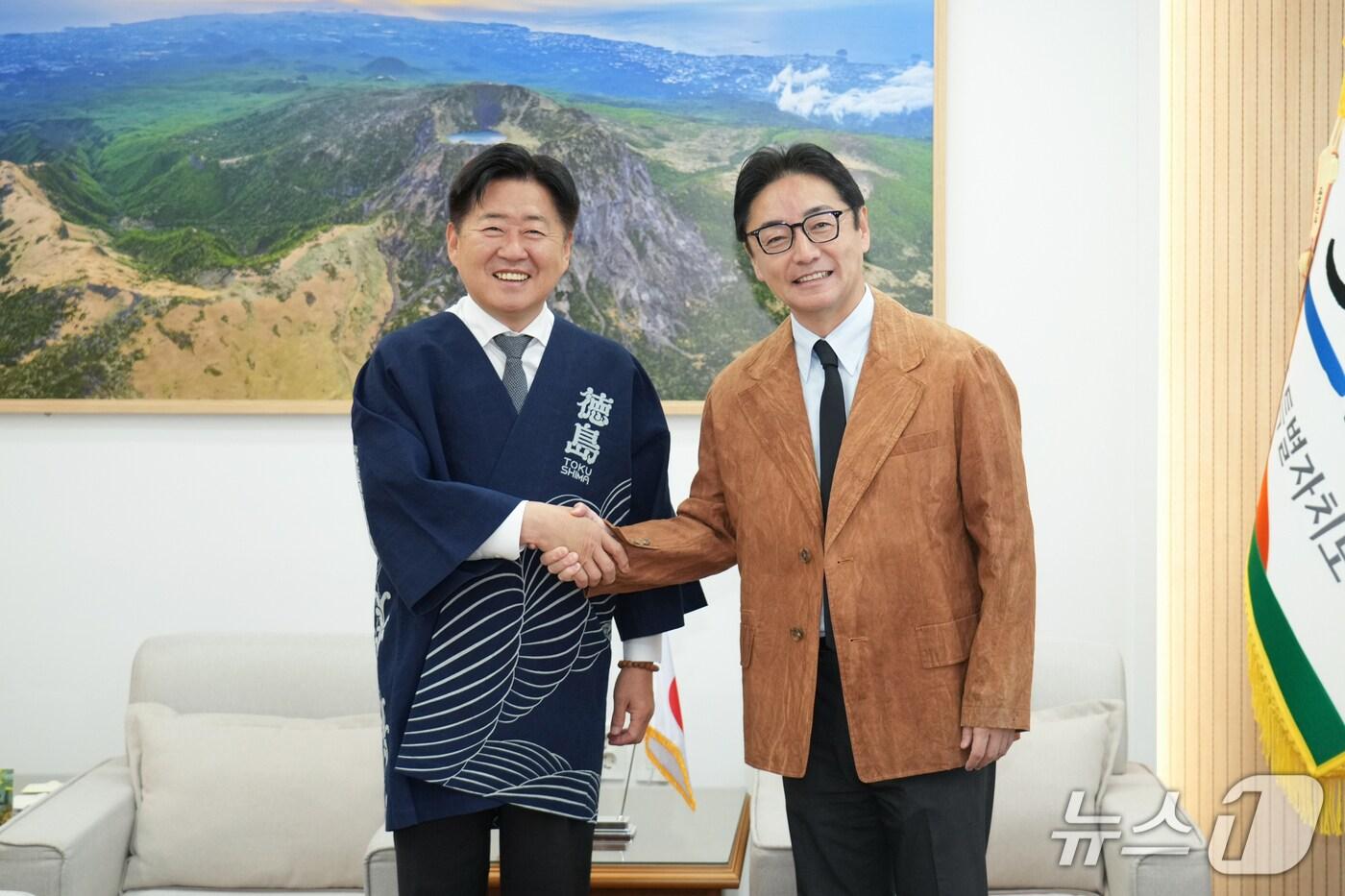  오영훈 제주도지사(왼쪽)와 고토다 마사즈미 도쿠시마현 지사가 기념촬영을 하고 있다(제주도 제공)/뉴스1