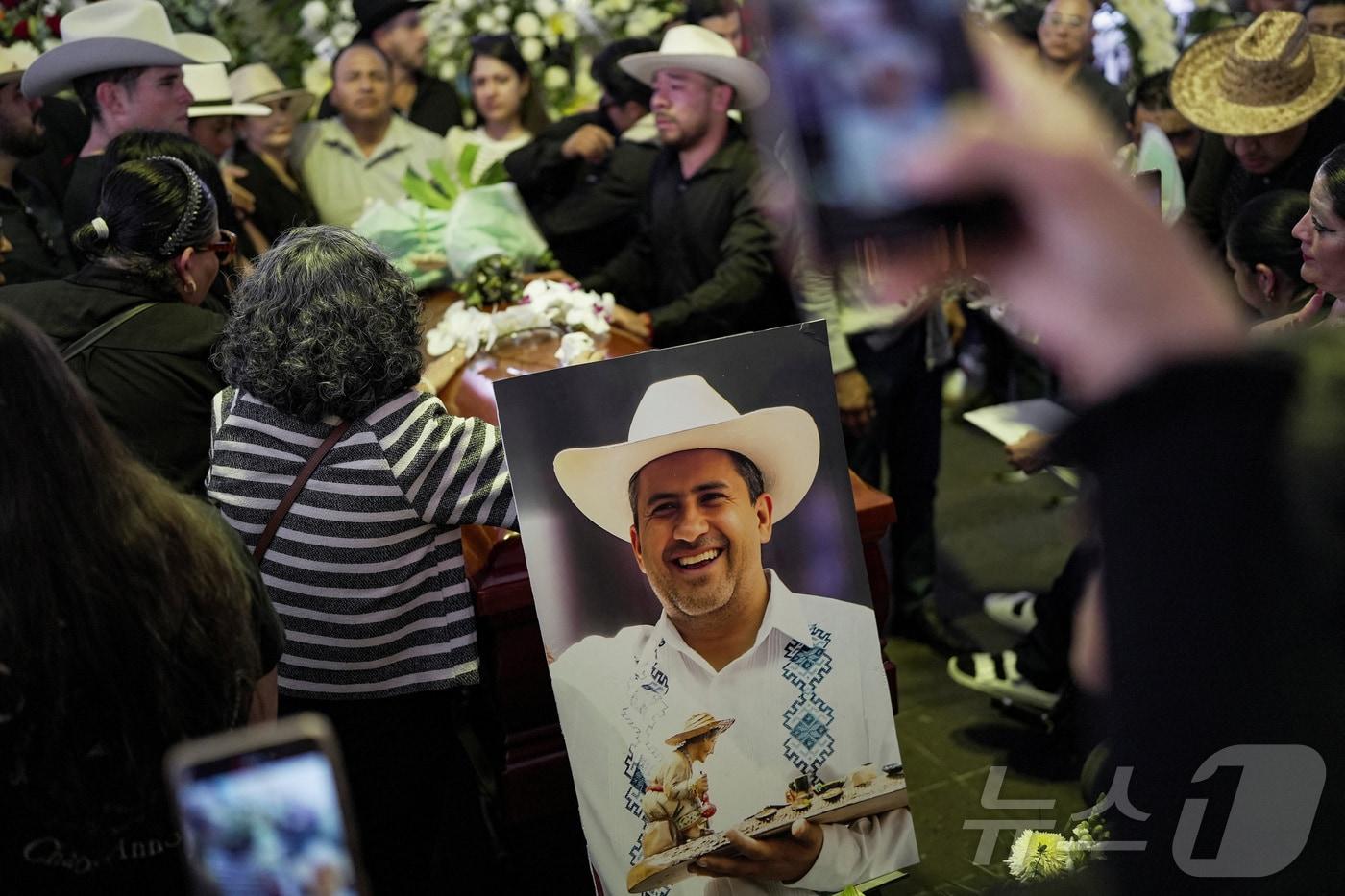 2일&#40;현지시간&#41; 멕시코 우루아판에서 열린 죽음의 날 행사 중 총에 맞아 사망한 카를로스 만조 시장의 장례식에 가족과 친구들이 참석했다. 2025.11.03. ⓒ 로이터=뉴스1 ⓒ News1 이정환 기자