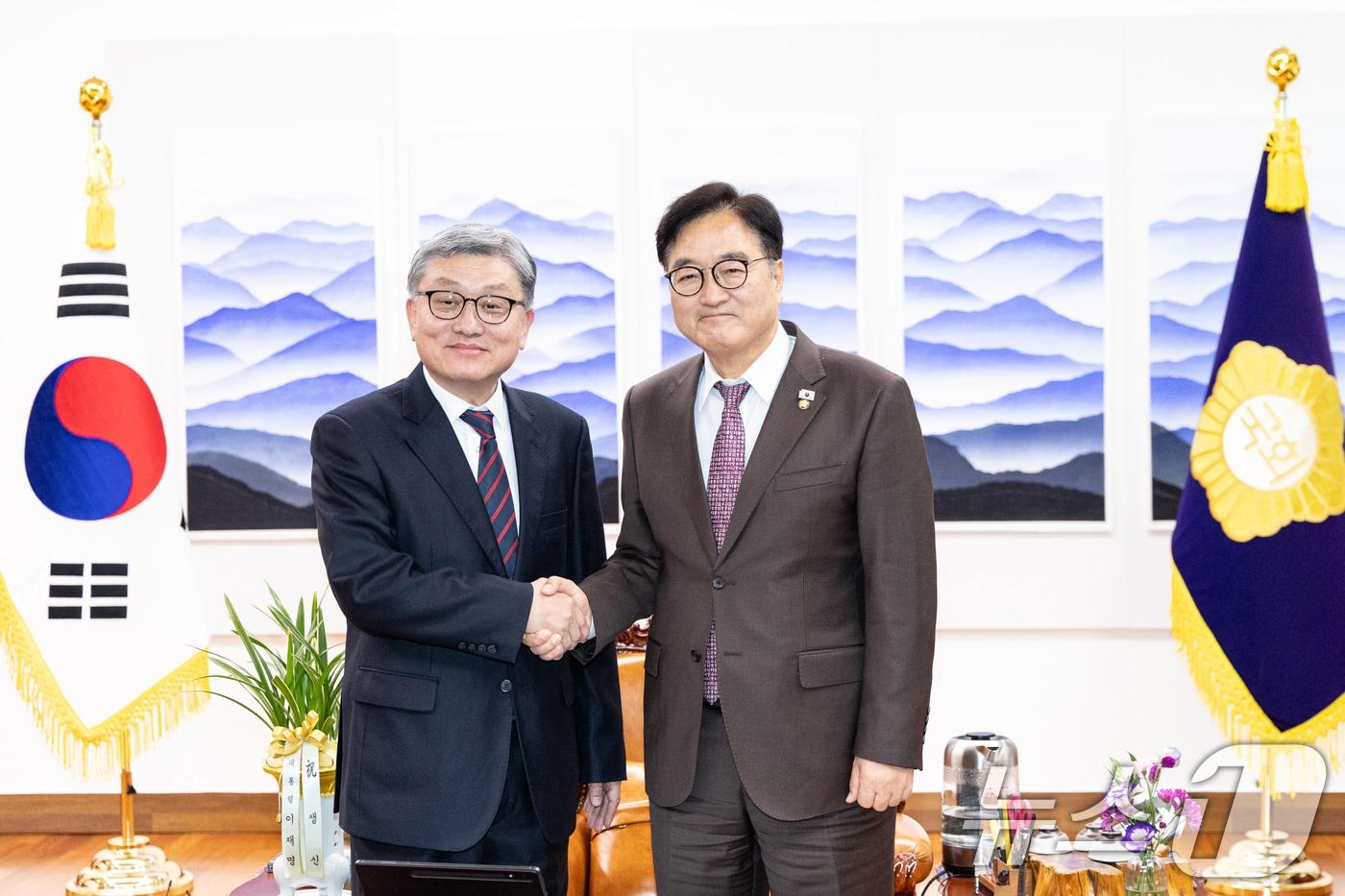 우원식 국회의장이 3일 서울 여의도 국회의장실에서 신형식 신임 주교황청 대사를 접견하고 있다. 2025.11.3/뉴스1 ⓒ News1 이승배 기자