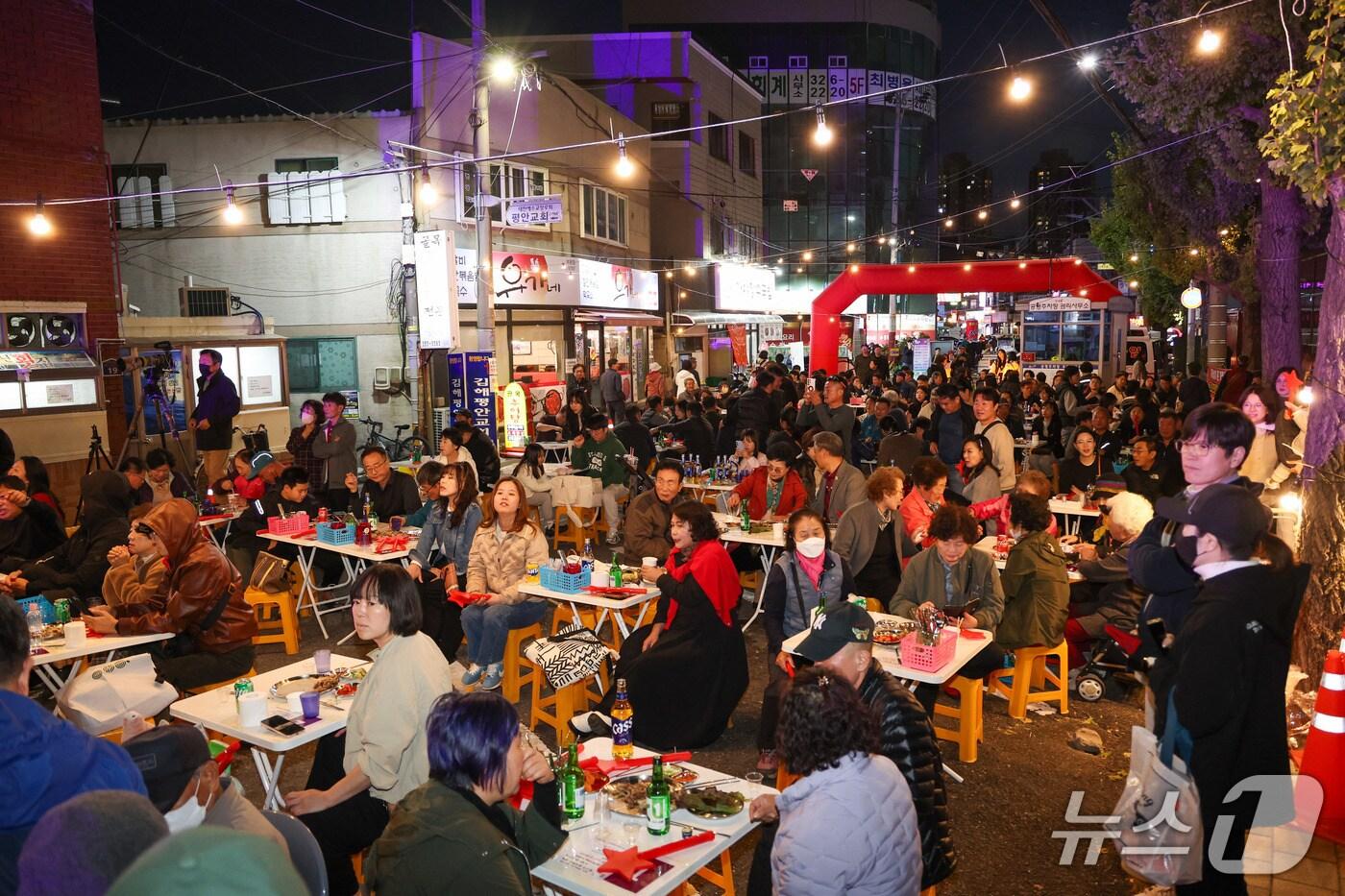 지난 1~2일 김해시 부원동 700번지 일원에서 김해 뒷고기 거리 축제가 열리고 있다.(김해시 제공. 재판매 및 DB금지)