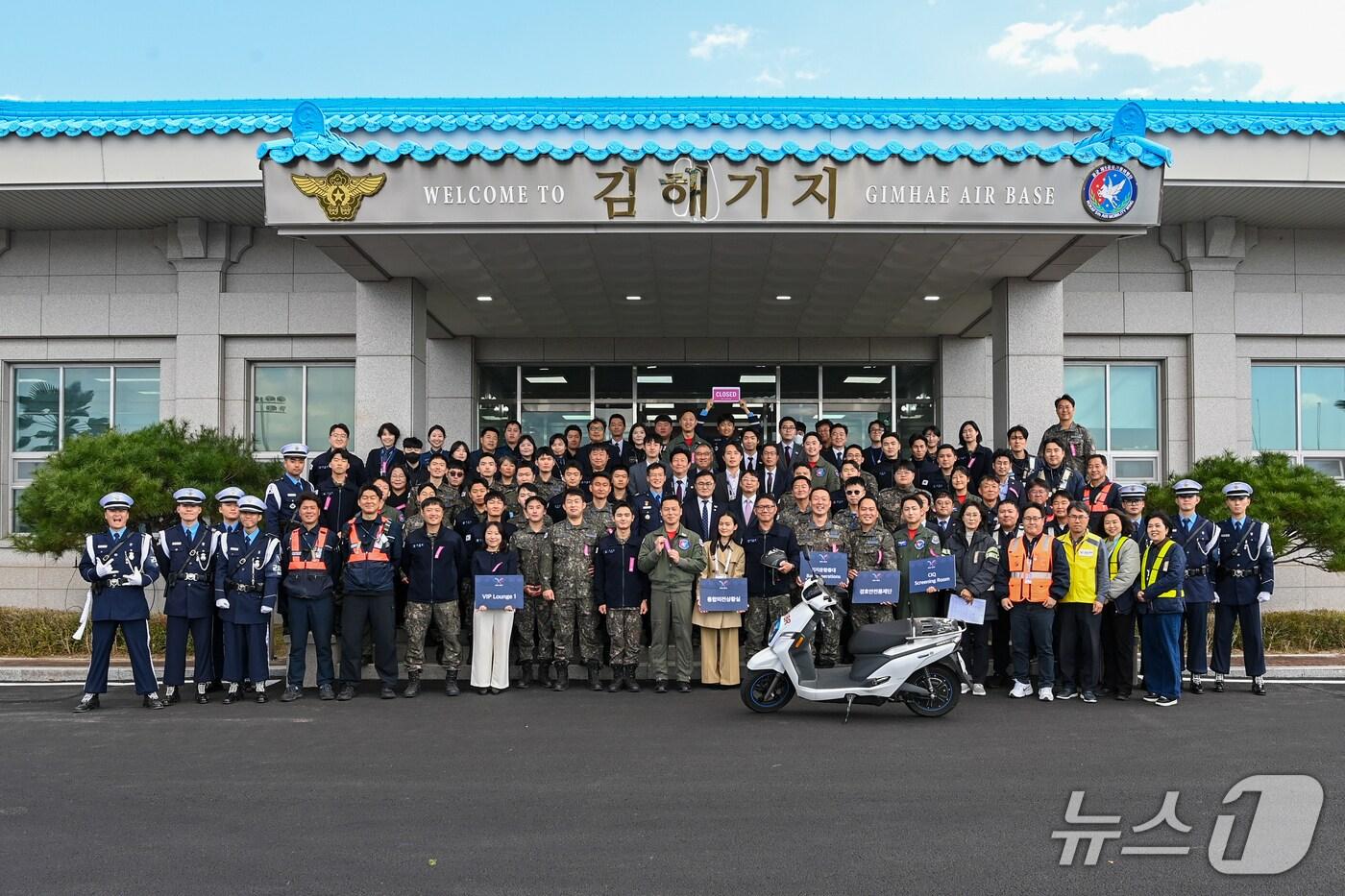  김해 군공항에서 각국 정상 전용기의 출도착 업무를 지원한 APEC준비기획단, 경호통제단, 제5공중기동비행단, 지상조업사 등이 임무 종료후 함께 촬영한 기념사진. 2025.11.03. &#40;외교부 제공&#41;