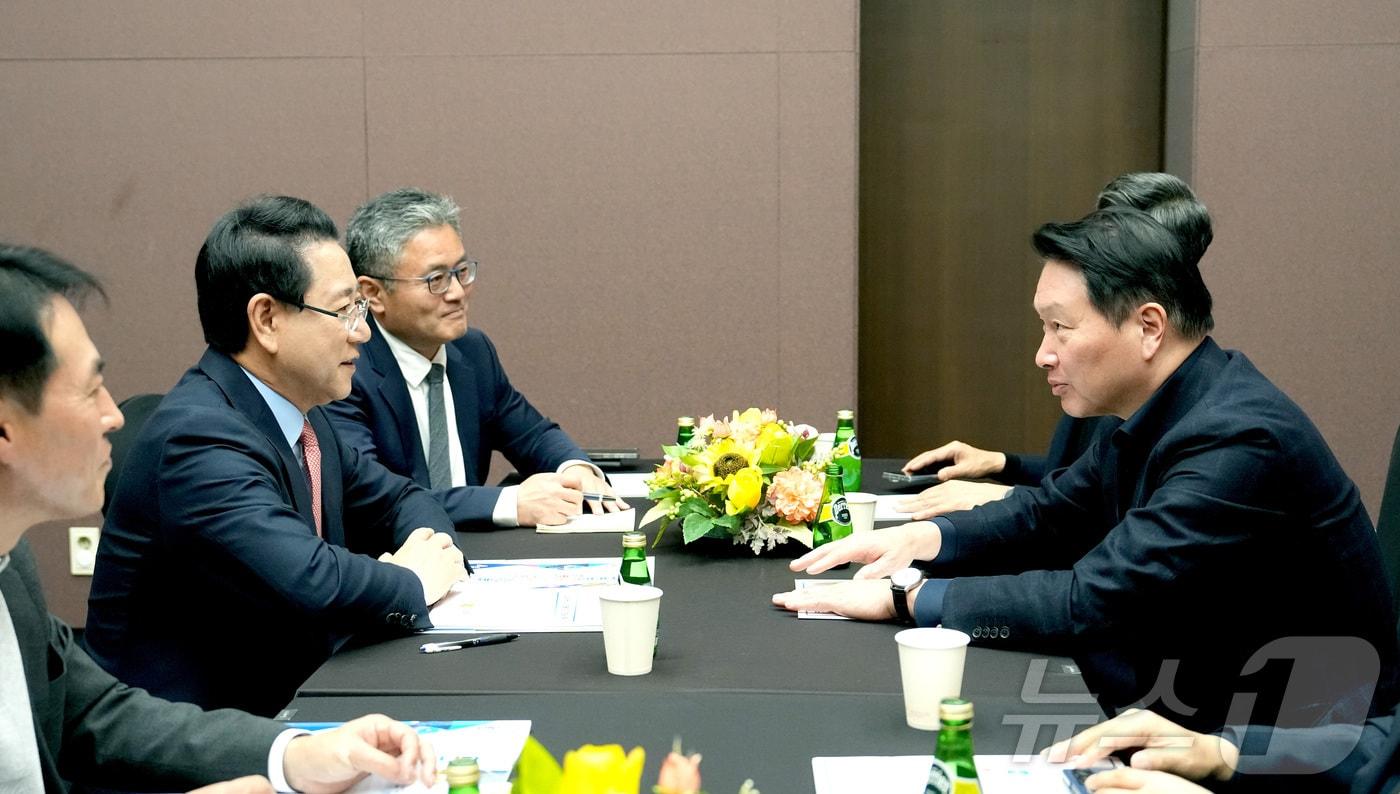 김영록 전라남도지사가 3일 서울 코엑스 오픈미팅룸에서 SK 최태원회장과 면담을 갖고 ‘오픈AI AI데이터센터’ 등과 관련해 SK 그룹 투자협의를 하고 있다.&#40;전남도 제공. 재판매 및 DB금지&#41; 2025.11.3/뉴스1