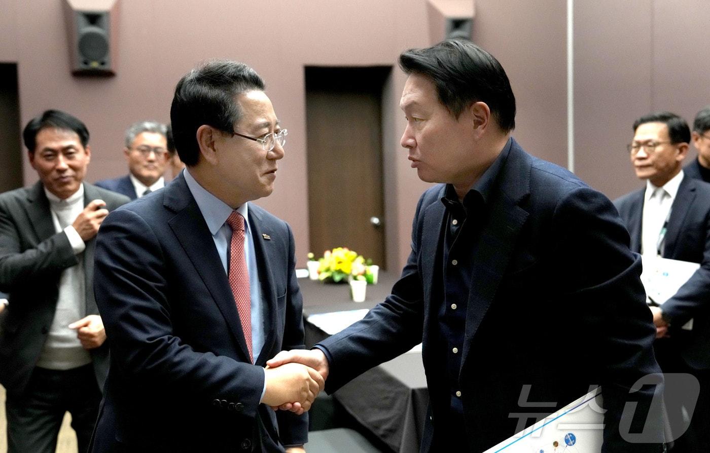 김영록 전라남도지사가 3일 서울 코엑스 오픈미팅룸에서 SK 최태원회장과 면담을 갖고 인사를 나누고 있다.(전남도 제공. 재판매 및 DB금지) 2025.11.3/뉴스1 