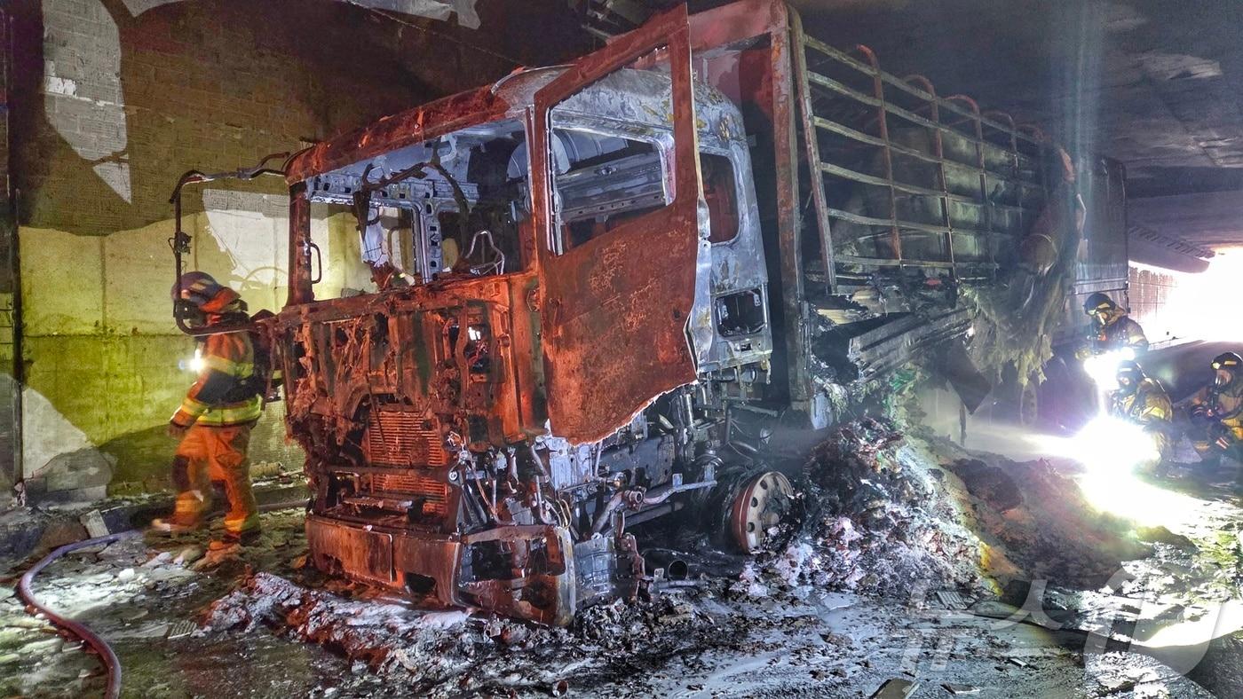 지난 3일 오후 2시 27분께 울산 남구 옥현지하차도에서 화재가 발생해 소방당국이 화재를 진압하고 있다. (울산소방본부 제공. 재판매 및 DB금지) 2025.11.3/뉴스1 ⓒ News1 