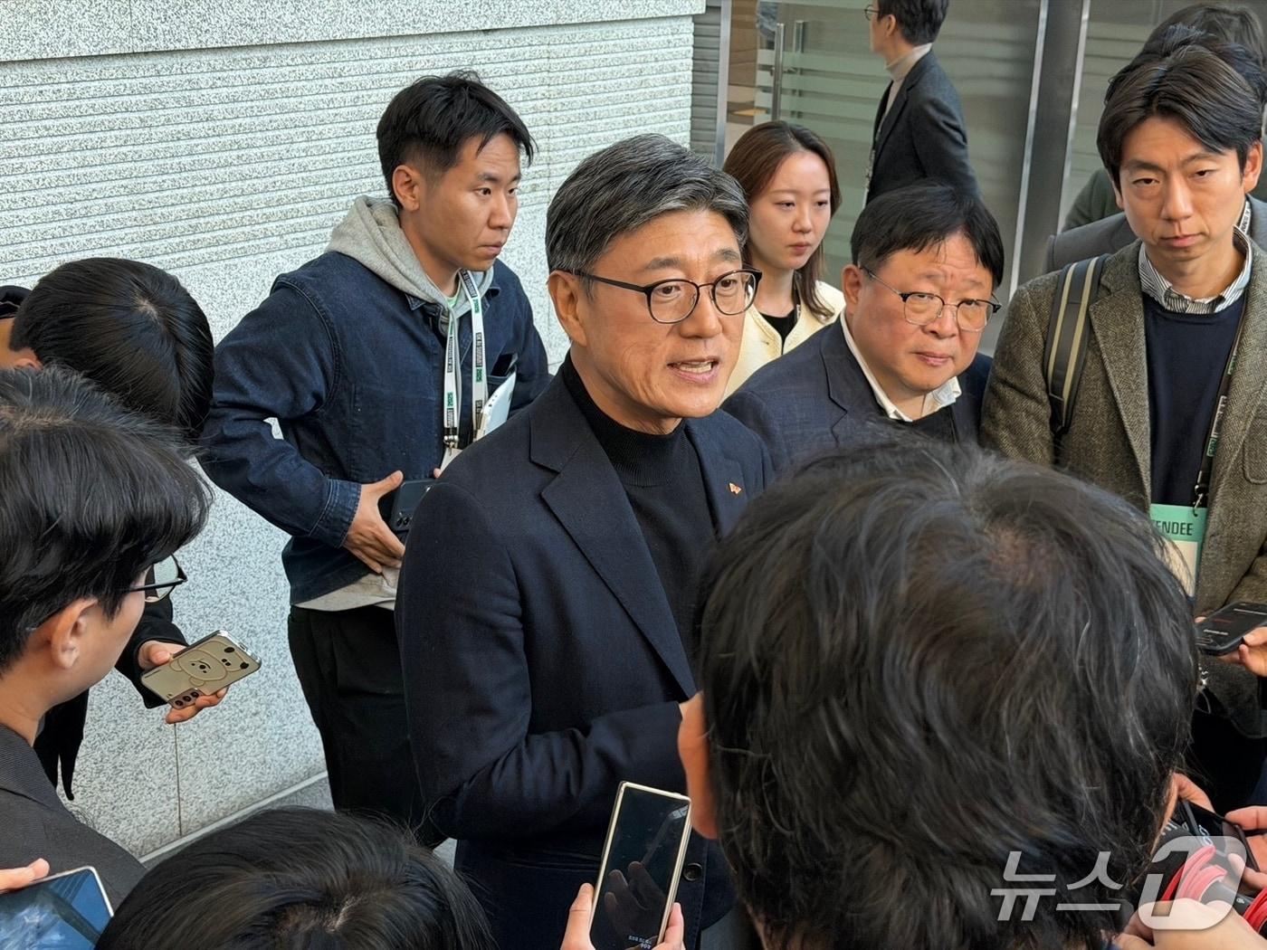 본문 이미지 - 정재헌 SK텔레콤 신임 최고경영자&#40;CEO&#41;가 3일 오후 서울 강남구 코엑스에서 열린 &#39;SK AI 서밋 2025&#39;에서 취재진과 만나 인터뷰를 진행하고 있다. 2025.11.3/뉴스1 ⓒ News1 이기범 기자