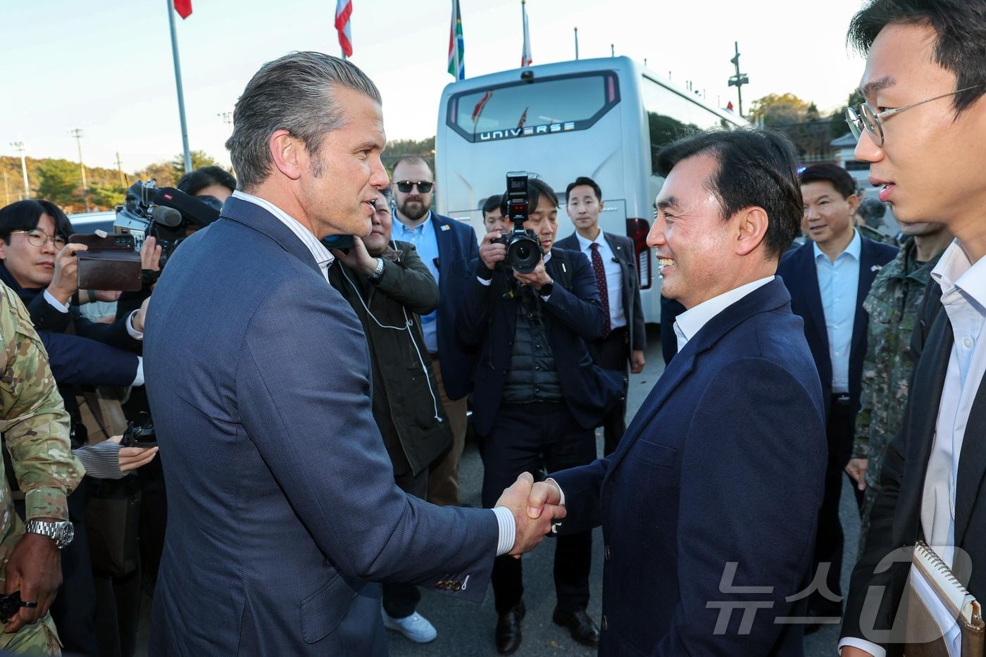 안규백 국방부 장관과 피트 헤그세스 미국 국방부 장관이 3일 오후 경기도 파주시 JSA 경비대대에서 만나 악수하고 있다. 2025.11.3/뉴스1 ⓒ News1 사진공동취재단