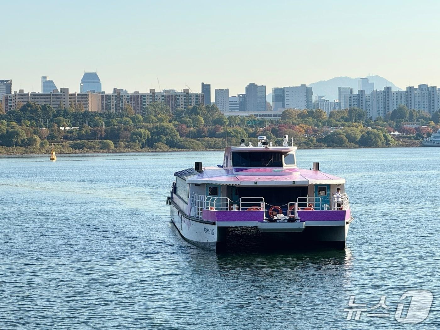 본문 이미지 - 한강버스가 옥수 선착장에 접안하고 있다. 2025.11.3/뉴스1 ⓒ News1 한지명 기자