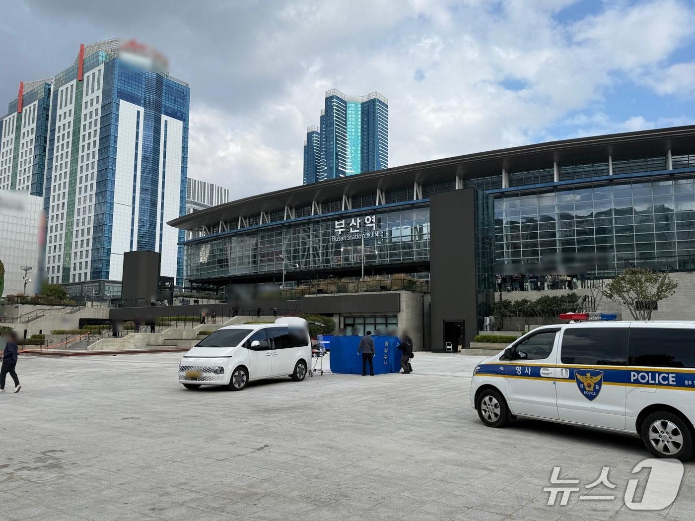 본문 이미지 - 3일 오후 부산 동구 부산역 광장에서 70대 남성이 분신을 시도해 경찰이 현장을 조사하고 있다. (부산경찰청 제공. 재판매 및 DB 금지)