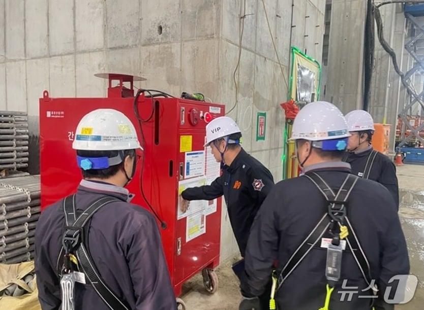 본문 이미지 - 경기도소방재난본부 겨울철 화재 예방 점검. (경기도소방재난본부 제공. 재판매 및 DB 금지) 2025.11.3/뉴스1