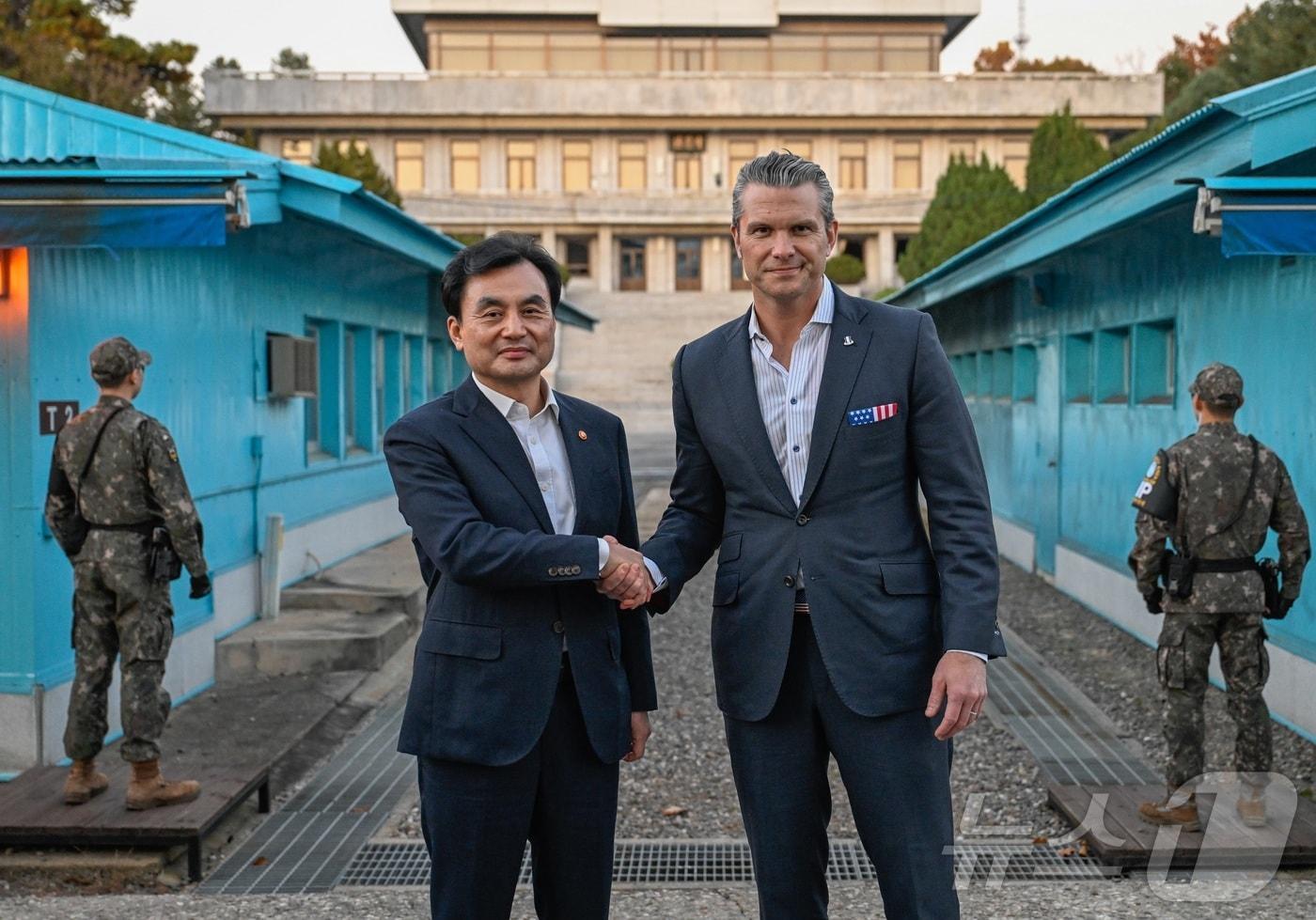 안규백 국방부 장관과 피트 헤그세스 미국 국방부 장관이 3일 오후 JSA 판문점에서 회담에 앞서 기념촬영을 하고 있다. &#40;국방부 제공. 재판매 및 DB금지&#41; 2025.11.3/뉴스1