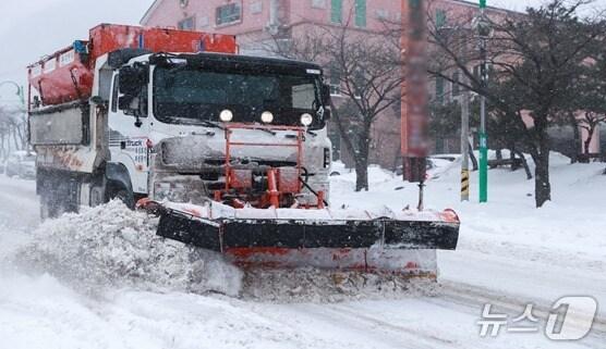 본문 이미지 - 강원 태백시의 제설작업 자료 사진. (태백시 제공. 재판매 및 DB금지) 2025.11.3/뉴스1